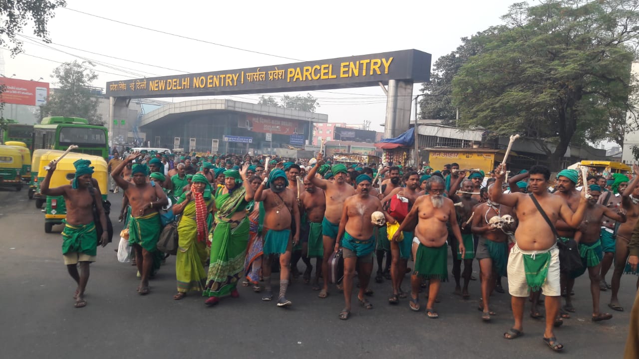 Farmers Arrive in Delhi to a Warm Embrace